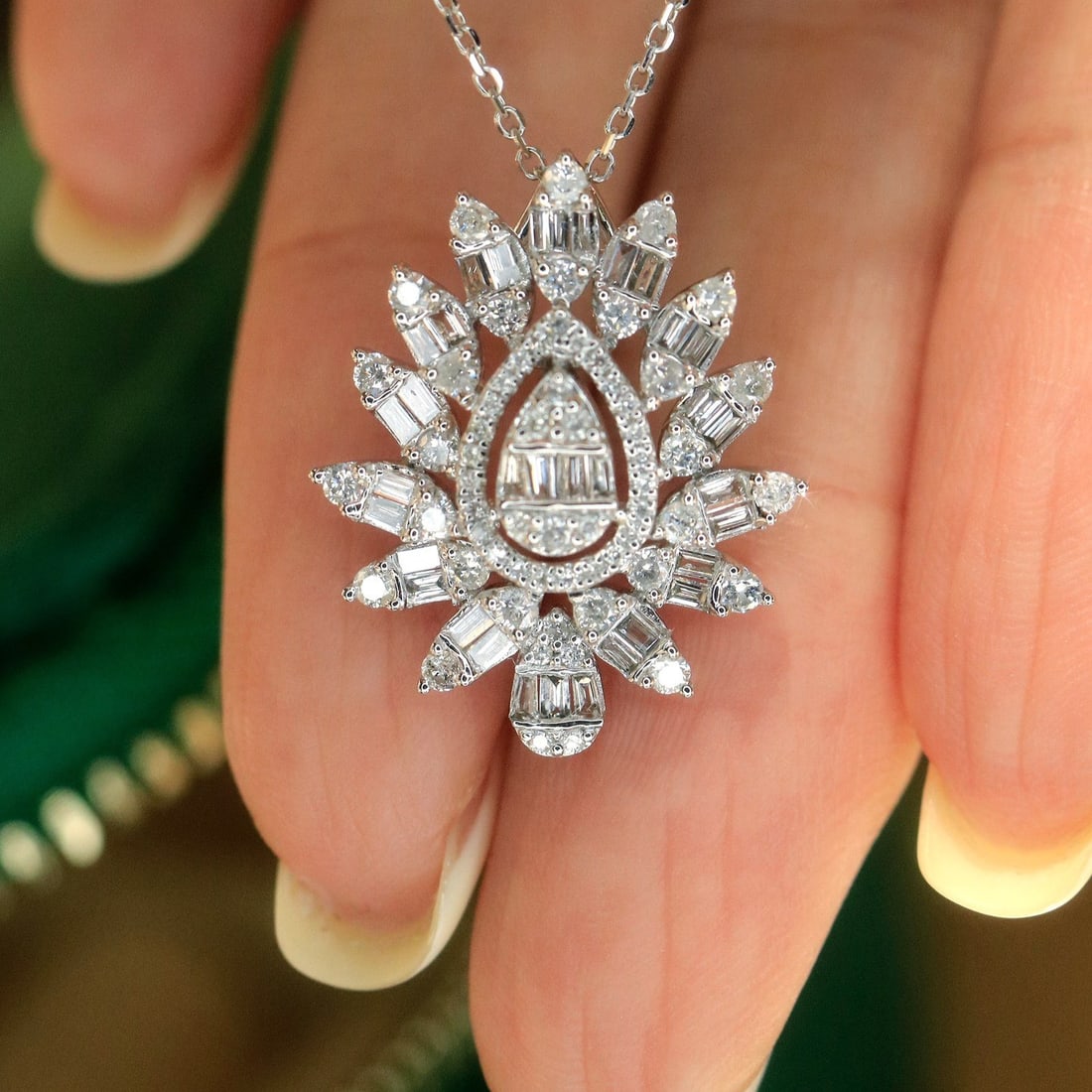 14k Gold 0.9 Ct Natural H Diamond Necklace: Ref:231126189 // gold content:14k gold // main gemstone:diamond // shape:multiple // carat weight:0. 9ct // clarity grade:vs-si // color:h // treatment:natural // Condition: New High Estimate: 6000 L