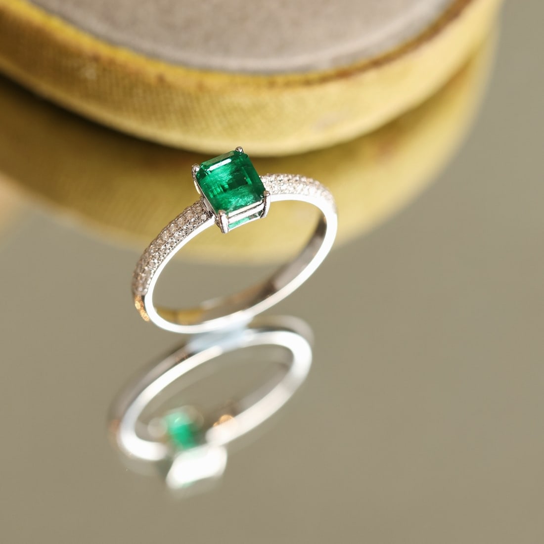14k Gold 0.89 Ctw Vivid Green Natural Emerald & Diamond Ring - 3