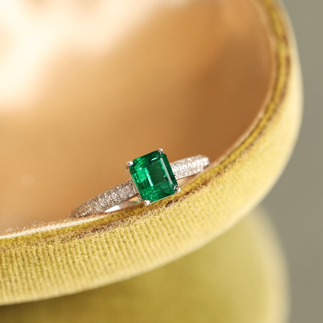 14k Gold 0.89 Ctw Vivid Green Natural Emerald & Diamond Ring - 5