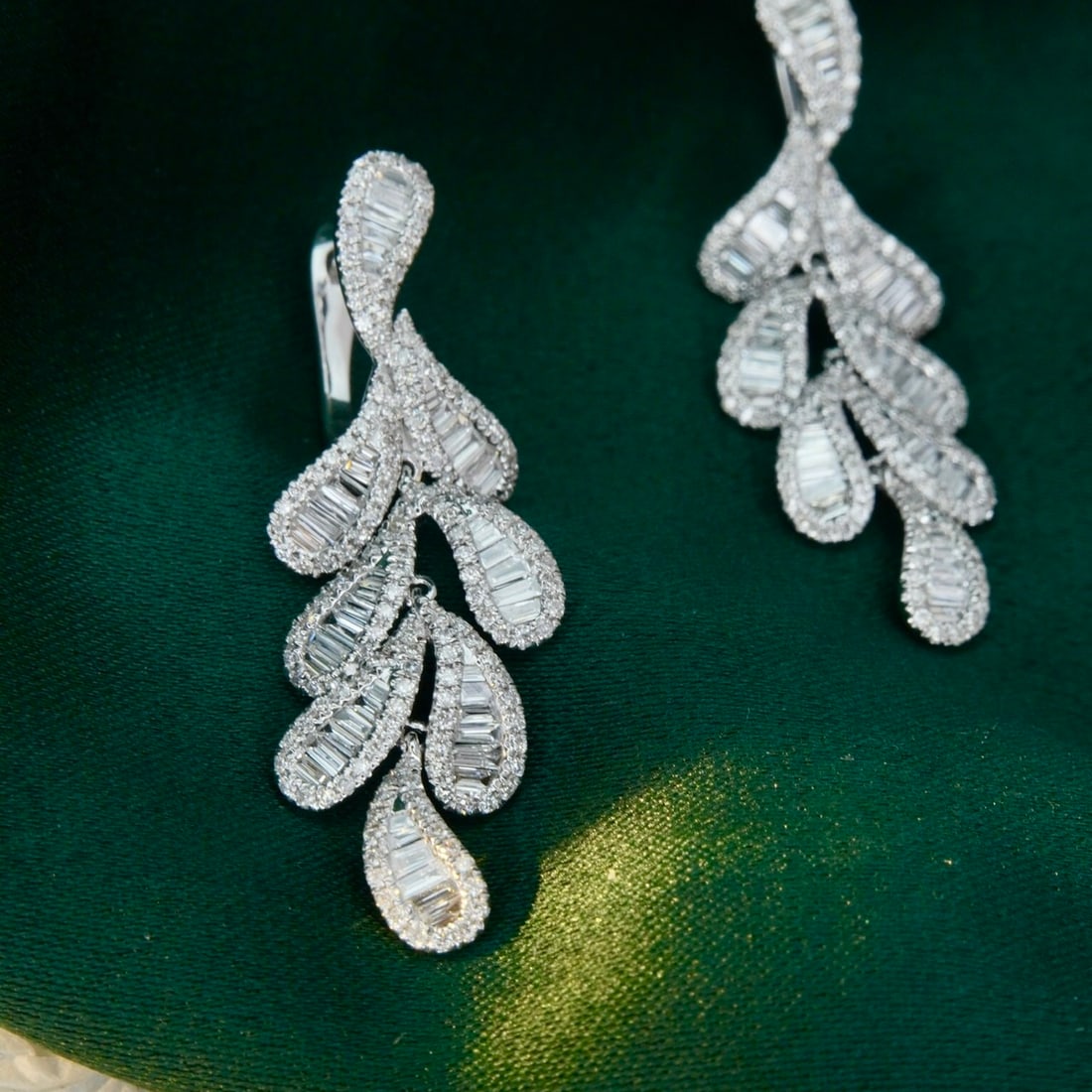 14k Gold 1.42 Ct Natural H Diamond Earrings: Ref:231126263 // gold content:14k gold // main gemstone:diamond // shape:multiple // carat weight:1. 42ct // clarity grade:vs-si // color:h // treatment:natural // Condition: New Low Estimate: 6500 H