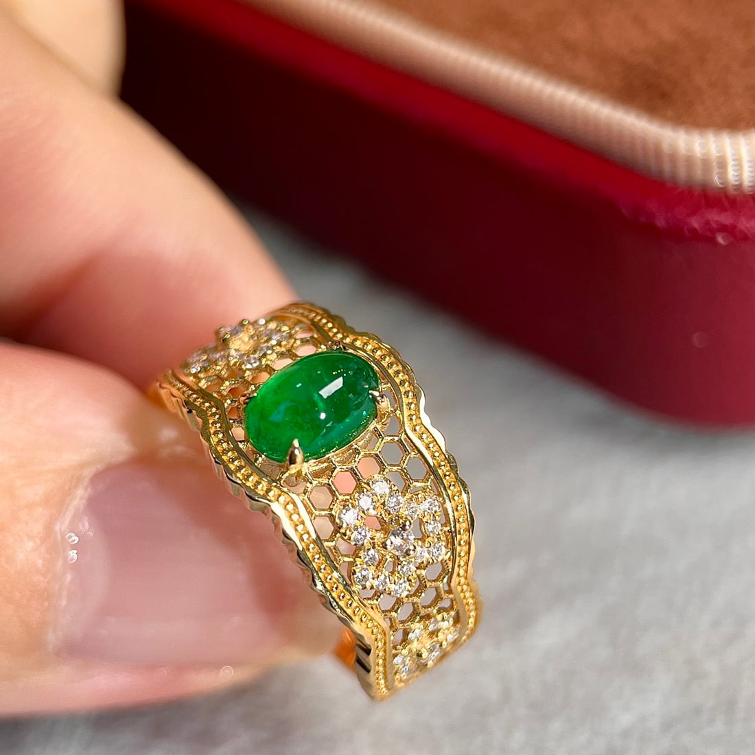 14k Gold 0.98 Ctw Vivid Green Natural Emerald & Diamond Ring - 4