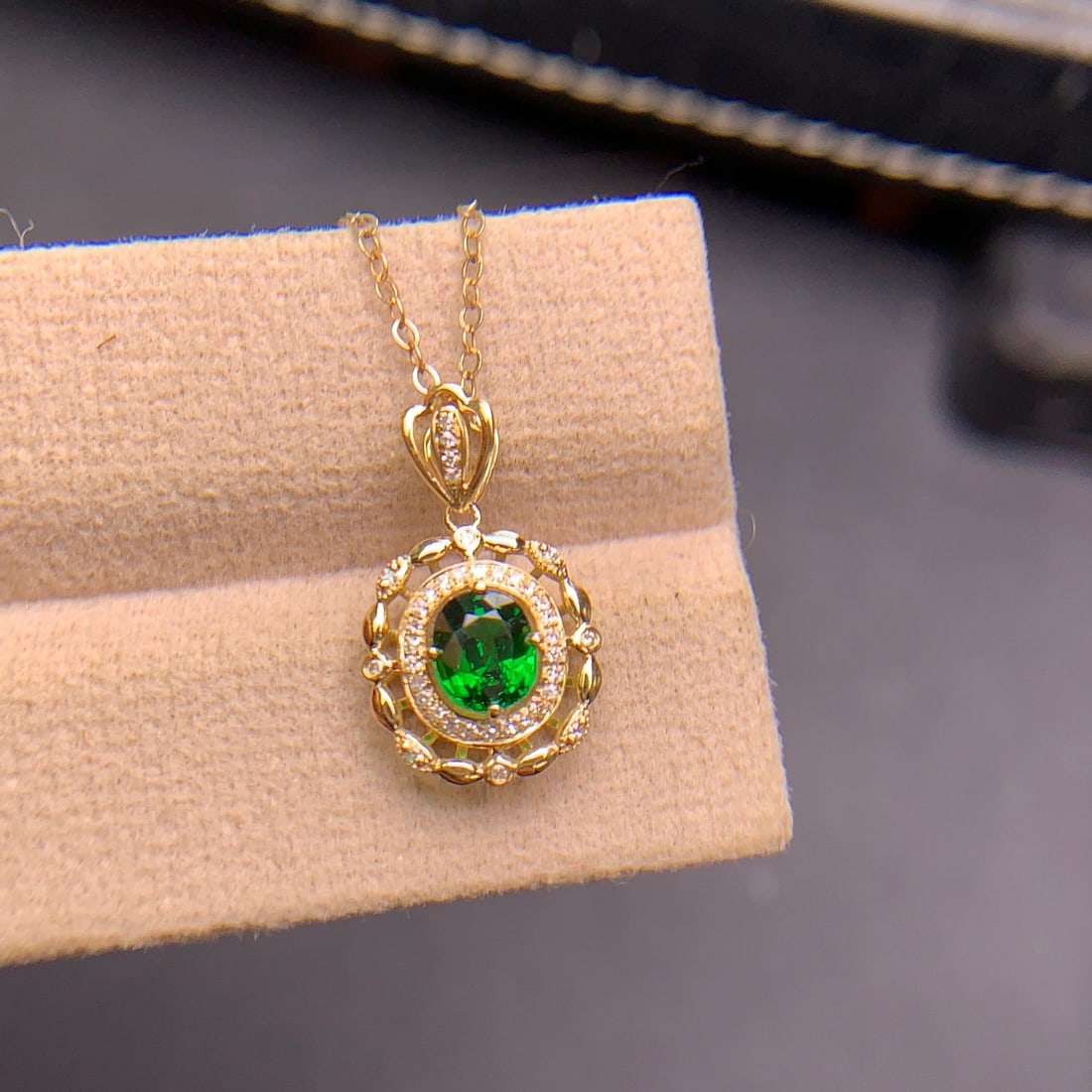 14k Gold 0.8 Ct Vivid Green Natural Tsavorite & Diamond Pendant( Without Chain ): Ref:231126298 // gold content:14k gold // main gemstone:tsavorite // shape:oval // carat weight:0. 8ct // color:vivid green // treatment:natural // // adjacent gemstone 2 : diamond // shape:round // c