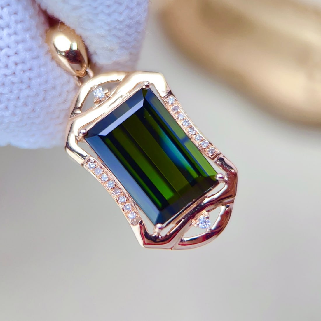 14k Gold 5.72 Ctw Natural Tourmaline & Diamond Pendant( Without Chain ): Ref:231126341 // gold content:14k gold // main gemstone:tourmaline // shape:octagonal // carat weight:5. 65ct // color:green // treatment:natural // // adjacent gemstone 2 : diamond // number of