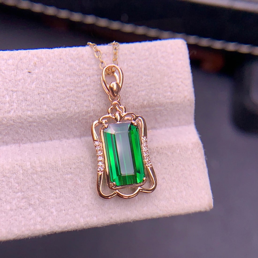 14k Gold 3.08 Ct Natural Tourmaline & Diamond Pendant( Without Chain ): Ref:231126363 // gold content:14k gold // main gemstone:tourmaline // shape:octagonal // carat weight:3. 08ct // color:green // treatment:natural // // adjacent gemstone 2 : diamond // shape:round //