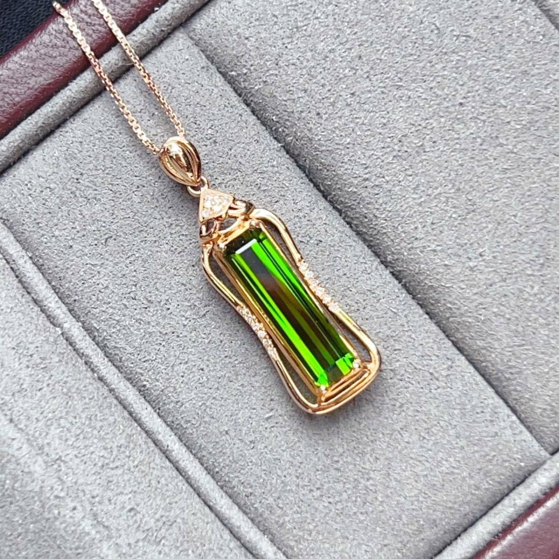 14k Gold 2.55 Ct Natural Tourmaline & Diamond Pendant( Without Chain ): Ref:231126372 // gold content:14k gold // main gemstone:tourmaline // shape:octagonal // carat weight:2. 55ct // color:green // treatment:natural // // adjacent gemstone 2 : diamond // number of stone