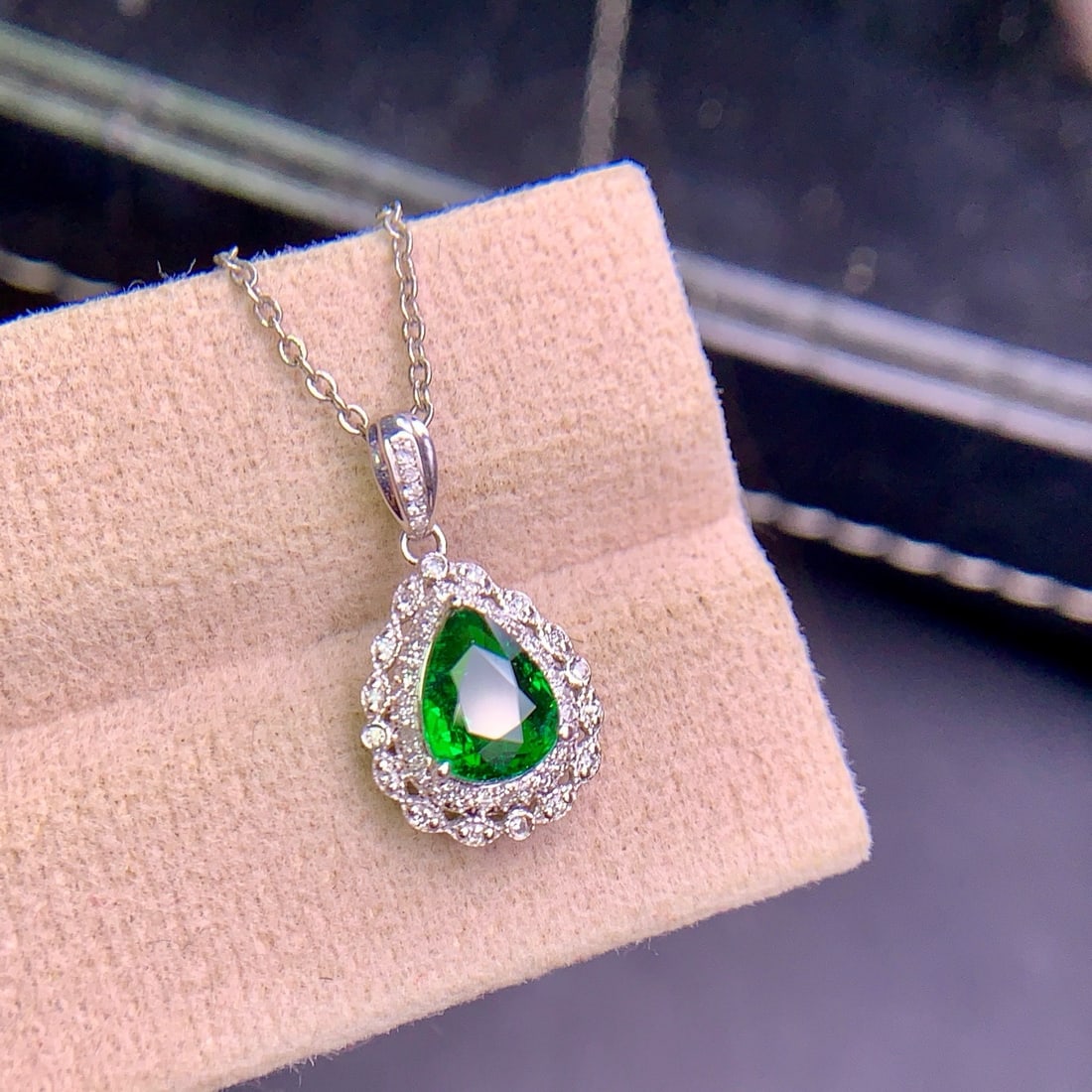 14k Gold 1.03 Ct Vivid Green Natural Tsavorite & Diamond Pendant( Without Chain ): Ref:231126374 // gold content:14k gold // main gemstone:tsavorite // shape:pear // carat weight:1. 03ct // color:vivid green // treatment:natural // // adjacent gemstone 2 : diamond // shape:round //