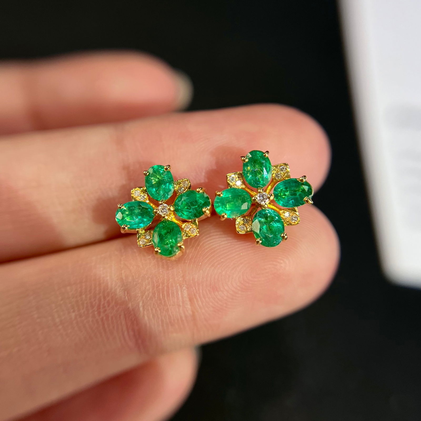 14k Gold 2.00 Ct Vivid Green Natural Emerald & Diamond Earrings: Ref:231126383 // gold content:14k gold // main gemstone:emerald // shape:oval // carat weight:2. 00ct // color:vivid green // treatment:natural // // adjacent gemstone 2 : diamond // number of stones: