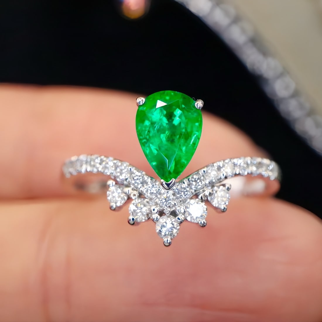 14k Gold 0.89 Ctw Vivid Green Natural Emerald & Diamond Ring: Ref:231126387 // gold content:14k gold // ring size:7. 25us // // main gemstone:emerald // shape:pear // carat weight:0. 63ct // color:vivid green // treatment:natural // // adjacent gemstone 2 : diam