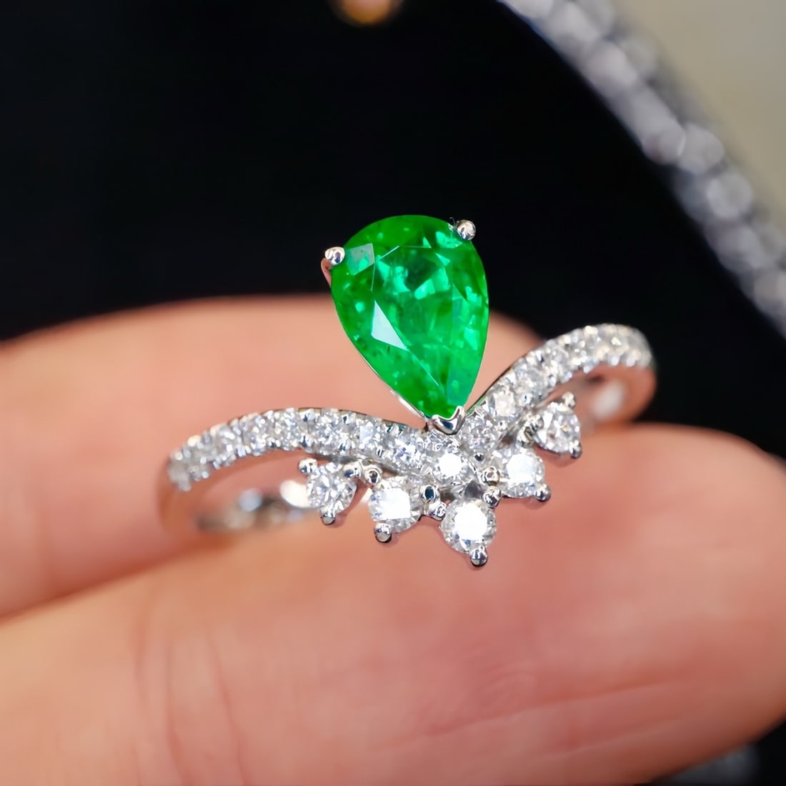 14k Gold 0.89 Ctw Vivid Green Natural Emerald & Diamond Ring - 2