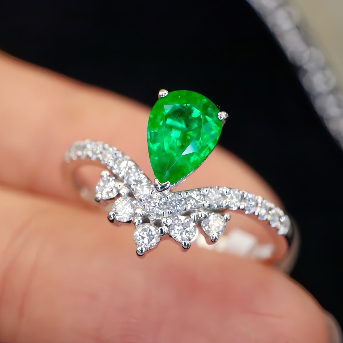 14k Gold 0.89 Ctw Vivid Green Natural Emerald & Diamond Ring - 3