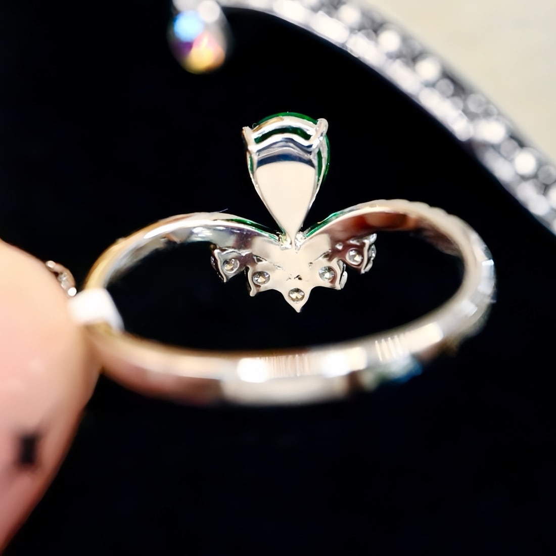 14k Gold 0.89 Ctw Vivid Green Natural Emerald & Diamond Ring - 4