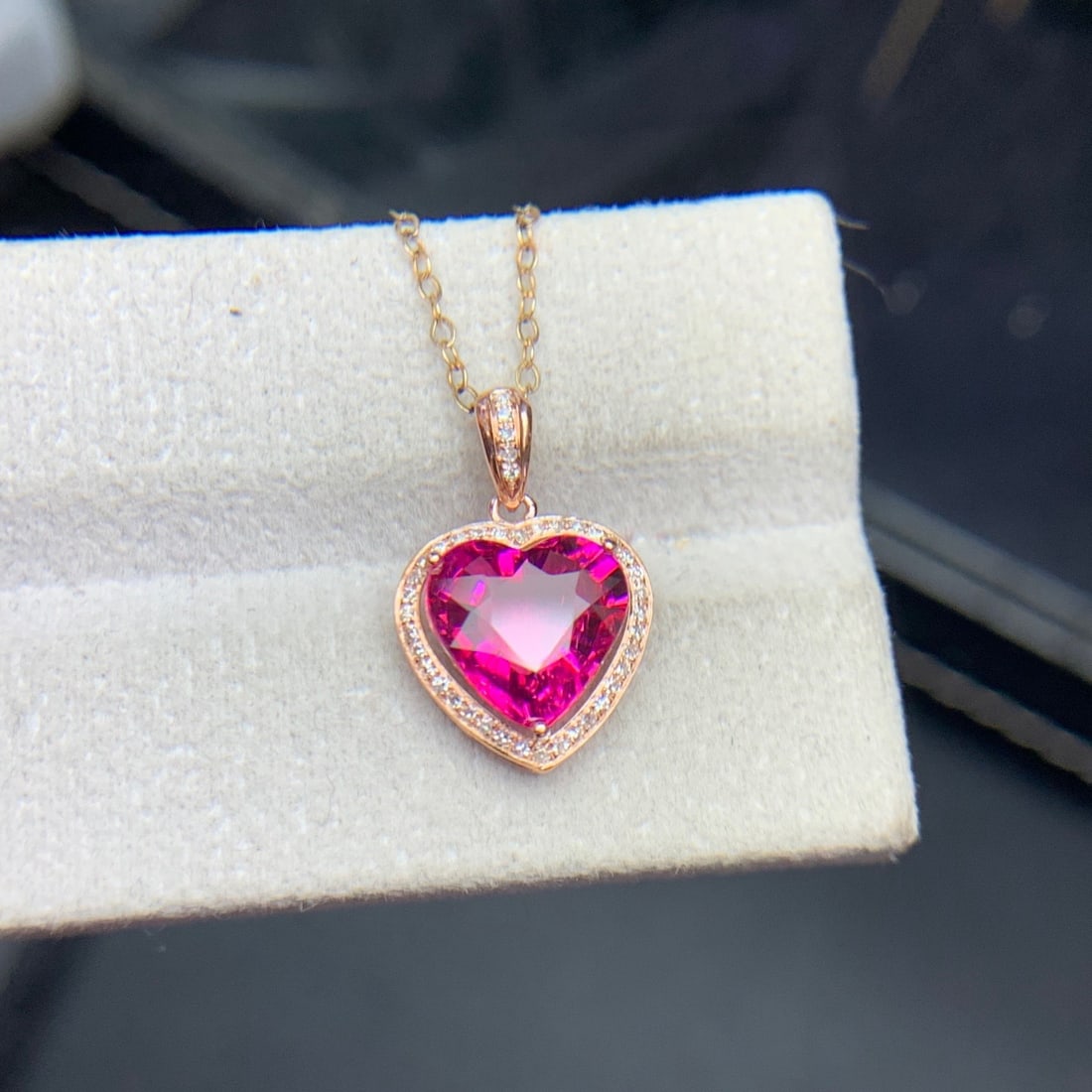 14k Gold 2.4 Ct Natural Tourmaline & Diamond Pendant( Without Chain ): Ref:231126394 // gold content:14k gold // main gemstone:tourmaline // shape:heart // carat weight:2. 4ct // color:red // treatment:natural // // adjacent gemstone 2 : diamond // shape:round // clarity