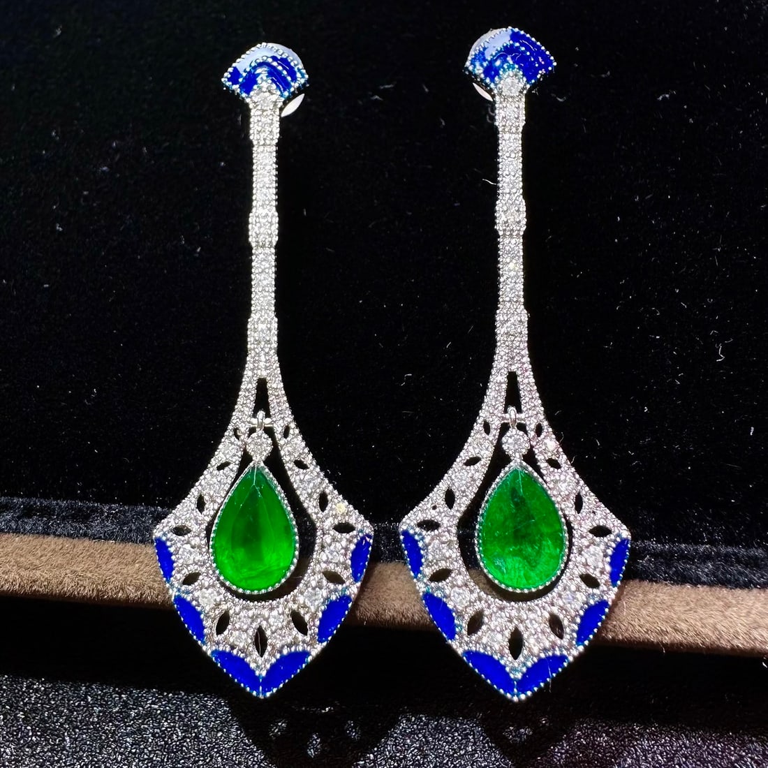 14k Gold 2.08 Ctw Vivid Green Natural Emerald & Diamond Earrings: Ref:231126400 // gold content:14k gold // main gemstone:emerald // shape:pear // carat weight:1. 69ct // color:vivid green // treatment:natural // // adjacent gemstone 2 : diamond // shape:round //