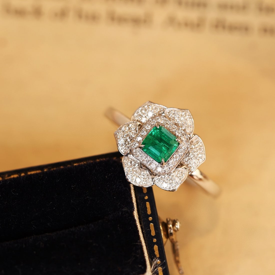 14k Gold 0.76 Ctw Vivid Green Natural Emerald & Diamond Ring - 3