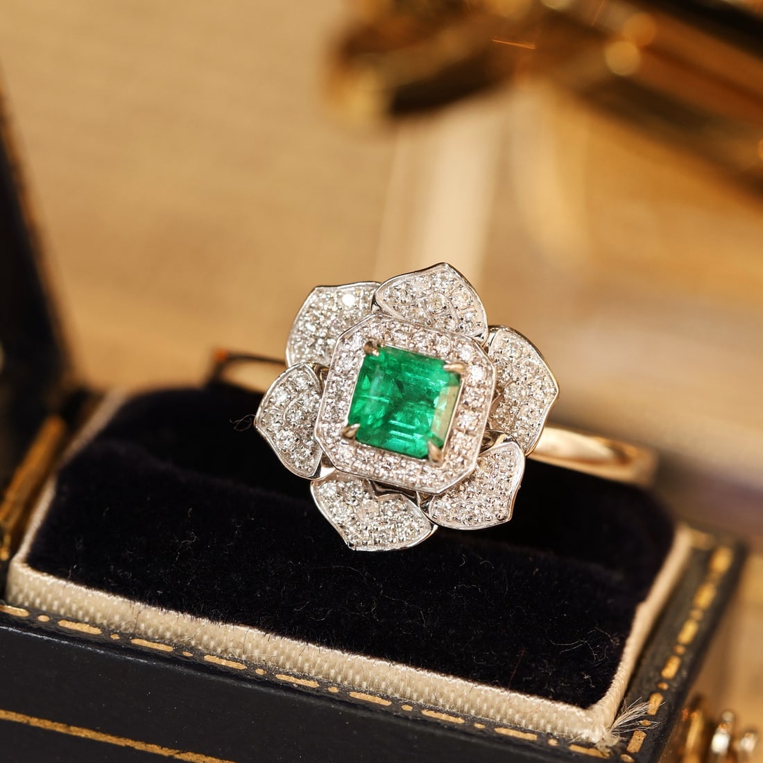 14k Gold 0.76 Ctw Vivid Green Natural Emerald & Diamond Ring - 6