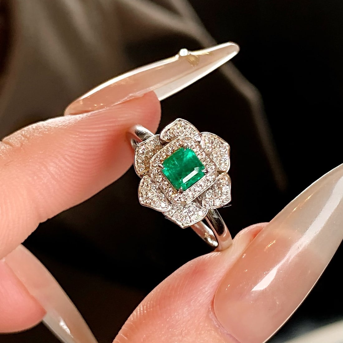 14k Gold 0.76 Ctw Vivid Green Natural Emerald & Diamond Ring - 7