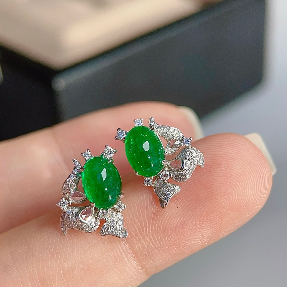 14k Gold 2.80 Ctw Vivid Green Natural Emerald & Diamond Earrings: Ref:231126405 // gold content:14k gold // main gemstone:emerald // shape:oval // carat weight:2. 36ct // color:vivid green // treatment:natural // // adjacent gemstone 2 : diamond // shape:multiple //