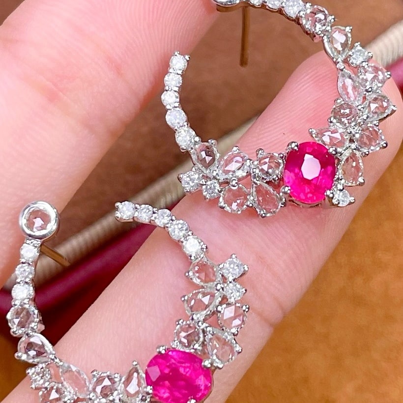 14k Gold 1.3 Ct Natural Ruby & Diamond Earrings: Ref:231126406 // gold content:14k gold // main gemstone:ruby // shape:oval // carat weight:1. 3ct // color:red // treatment:natural // // adjacent gemstone 2 : diamond // shape:multiple // clarity