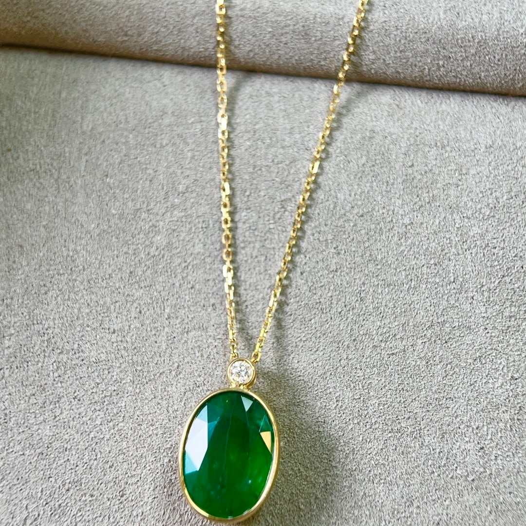 14k Gold 5.27 Ctw Vivid Green Natural Emerald & Diamond Necklace: Ref:231126410 // gold content:14k gold // main gemstone:emerald // shape:oval // carat weight:5. 22ct // color:vivid green // treatment:natural // // adjacent gemstone 2 : diamond // shape:round // ca