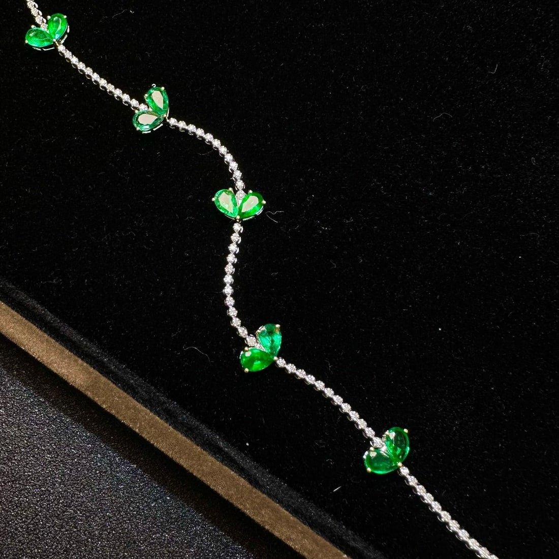 14k Gold 2 Ct Vivid Green Natural Emerald & Diamond Bracelet: Ref:231126411 // gold content:14k gold // main gemstone:emerald // shape:pear // carat weight:2ct // color:vivid green // treatment:natural // // adjacent gemstone 2 : diamond // shape:round //