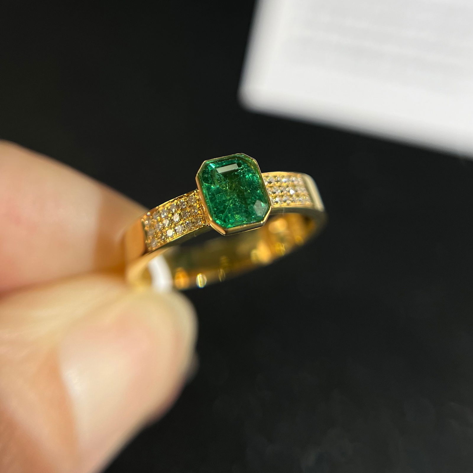 14k Gold 0.85 Ct Vivid Green Natural Emerald & Diamond Ring: Ref:231126413 // gold content:14k gold // ring size:7. 25us // // main gemstone:emerald // shape:octagonal // carat weight:0. 85ct // color:vivid green // treatment:natural // // adjacent gemstone 2 :