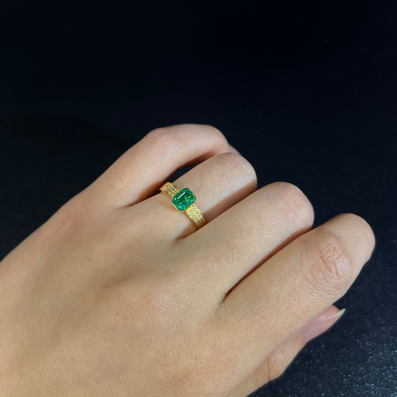 14k Gold 0.85 Ct Vivid Green Natural Emerald & Diamond Ring - 2