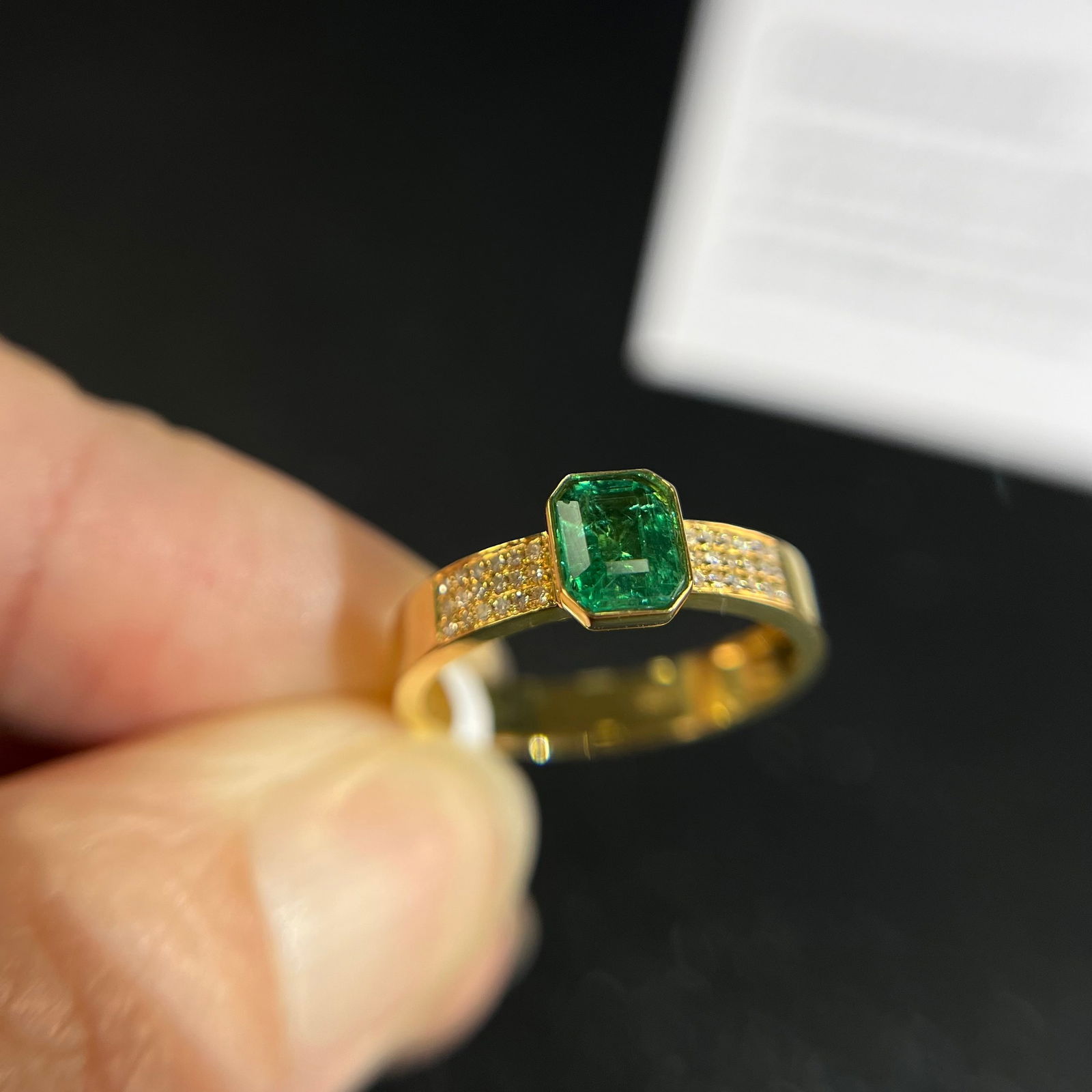 14k Gold 0.85 Ct Vivid Green Natural Emerald & Diamond Ring - 3