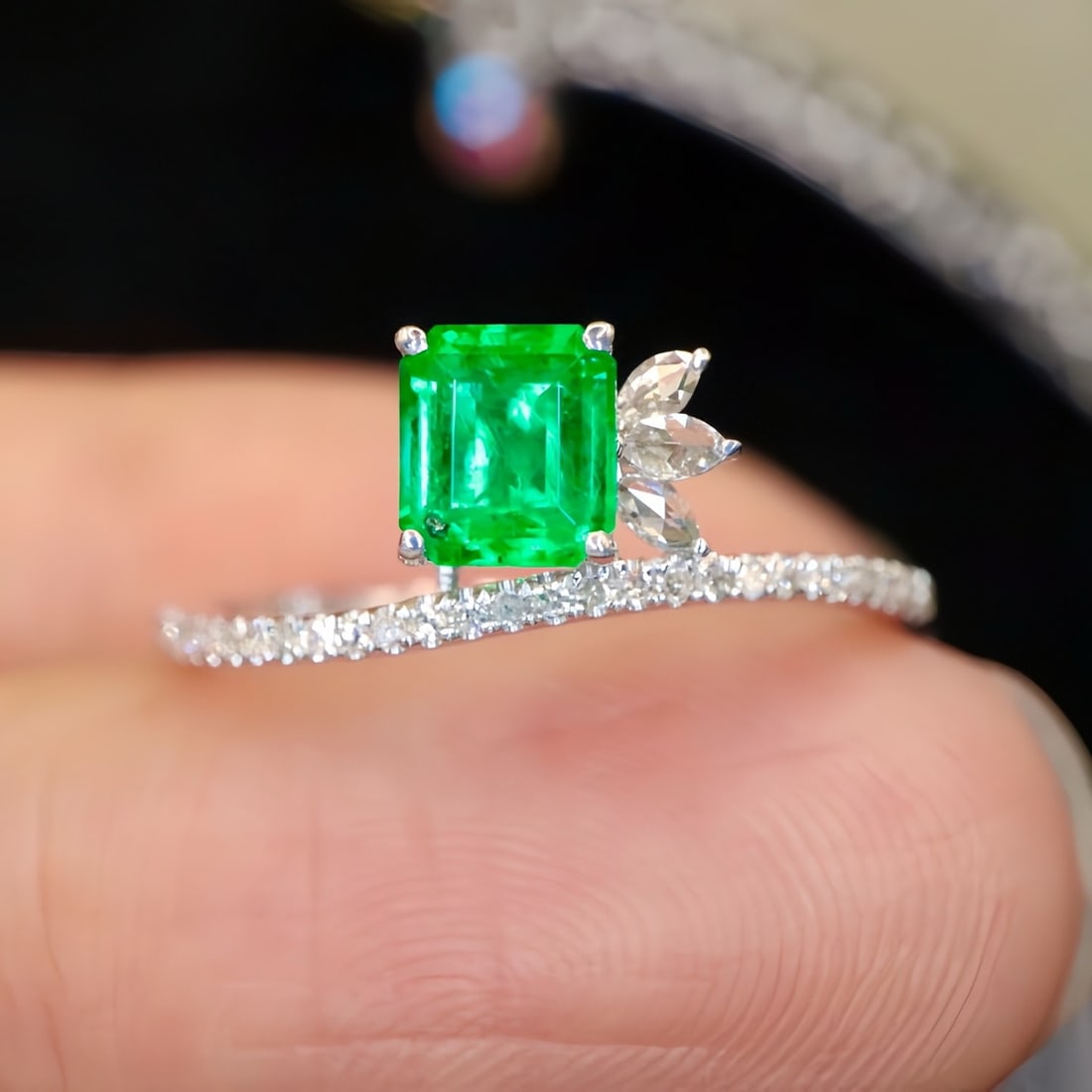 14k Gold 0.66 Ctw Vivid Green Natural Emerald & Diamond Ring - 3