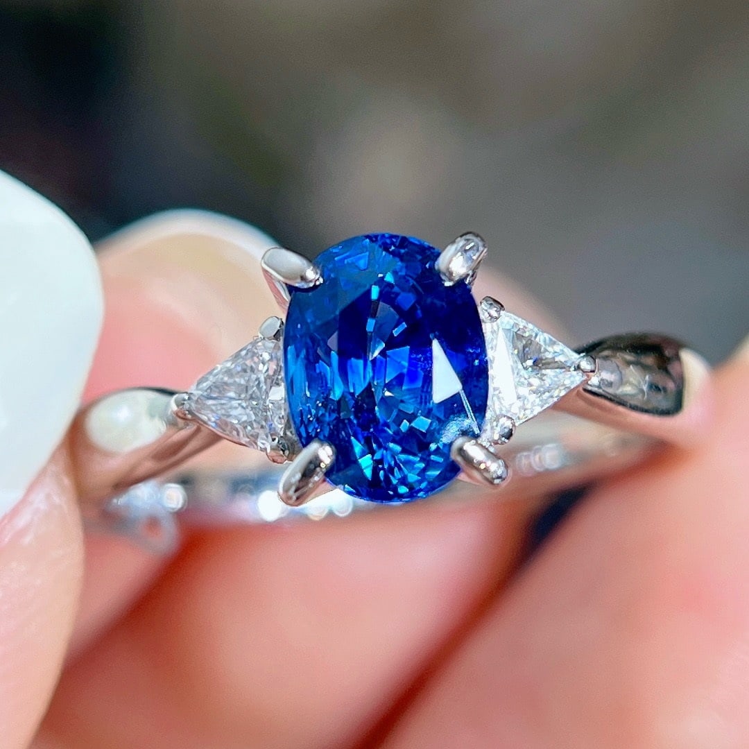 14k Gold 2.05 Ctw Natural Sapphire & Diamond Ring: Ref:231126420 // gold content:14k gold // ring size:7. 25us // // main gemstone:sapphire // shape:oval // carat weight:1. 9ct // color:blue // treatment:natural // // adjacent gemstone 2 : diamond //