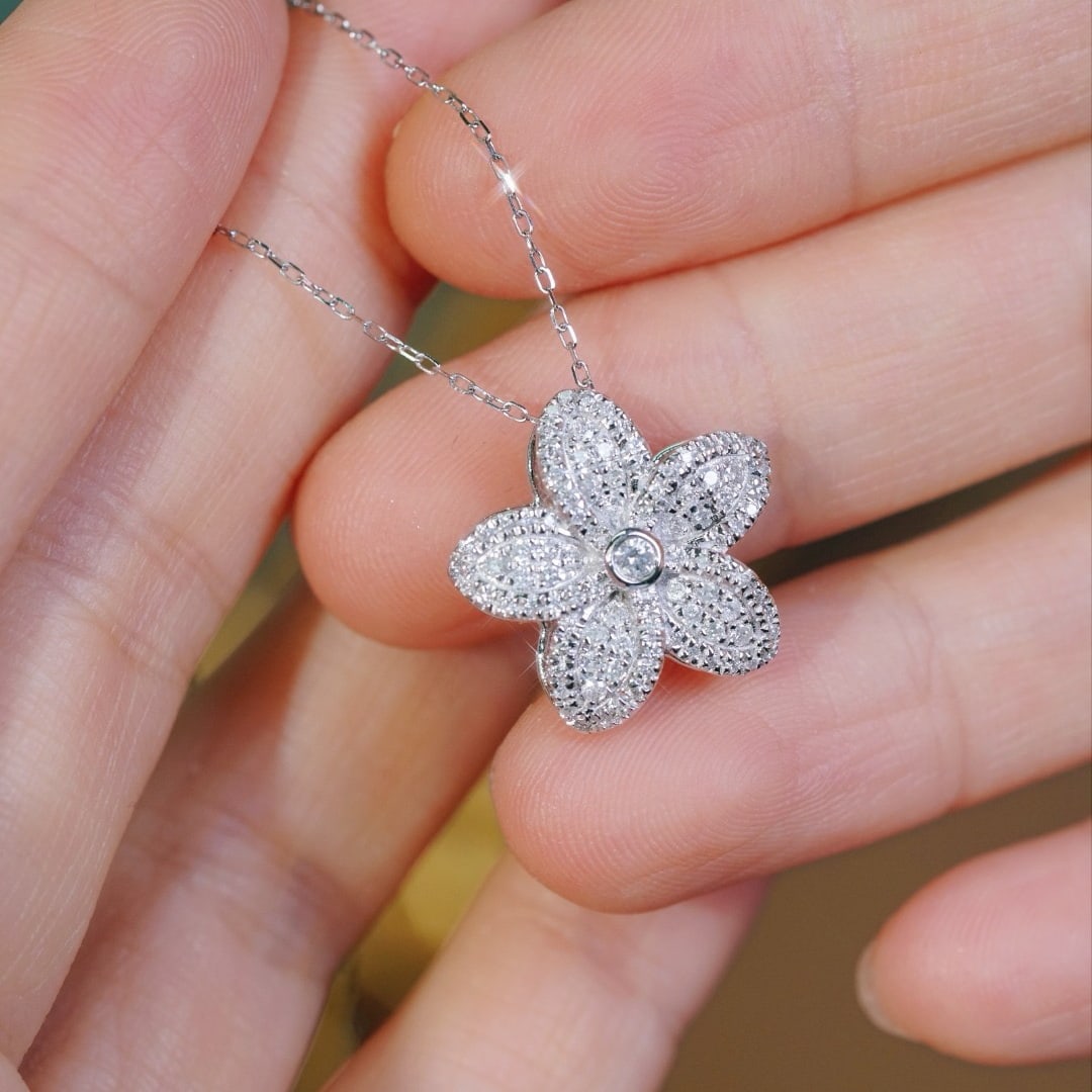 14k Gold 0.55 Ct Natural H Diamond Necklace: Ref:231126421 // gold content:14k gold // main gemstone:diamond // shape:round // carat weight:0. 55ct // clarity grade:vs-si // color:h // treatment:natural // cut grade:g // Low Estimate: 4800 Cond