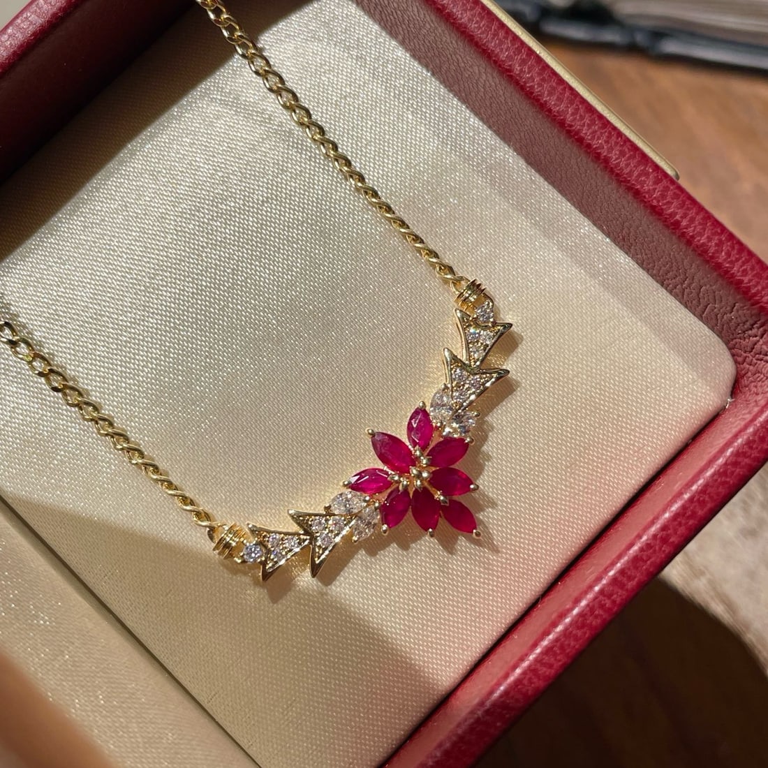 14k Gold 1 Ct Natural Ruby & Diamond Necklace: Ref:231126424 // gold content:14k gold // main gemstone:ruby // shape:marquise // carat weight:1ct // color:red // treatment:natural // // adjacent gemstone 2 : diamond // shape:multiple // clarity gr