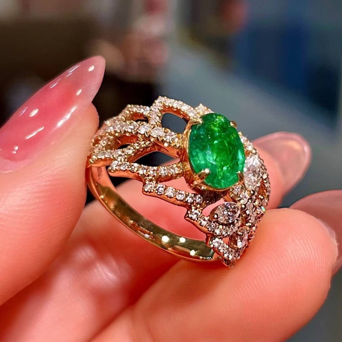 14k Gold 1.90 Ctw Vivid Green Natural Emerald & Diamond Ring - 2