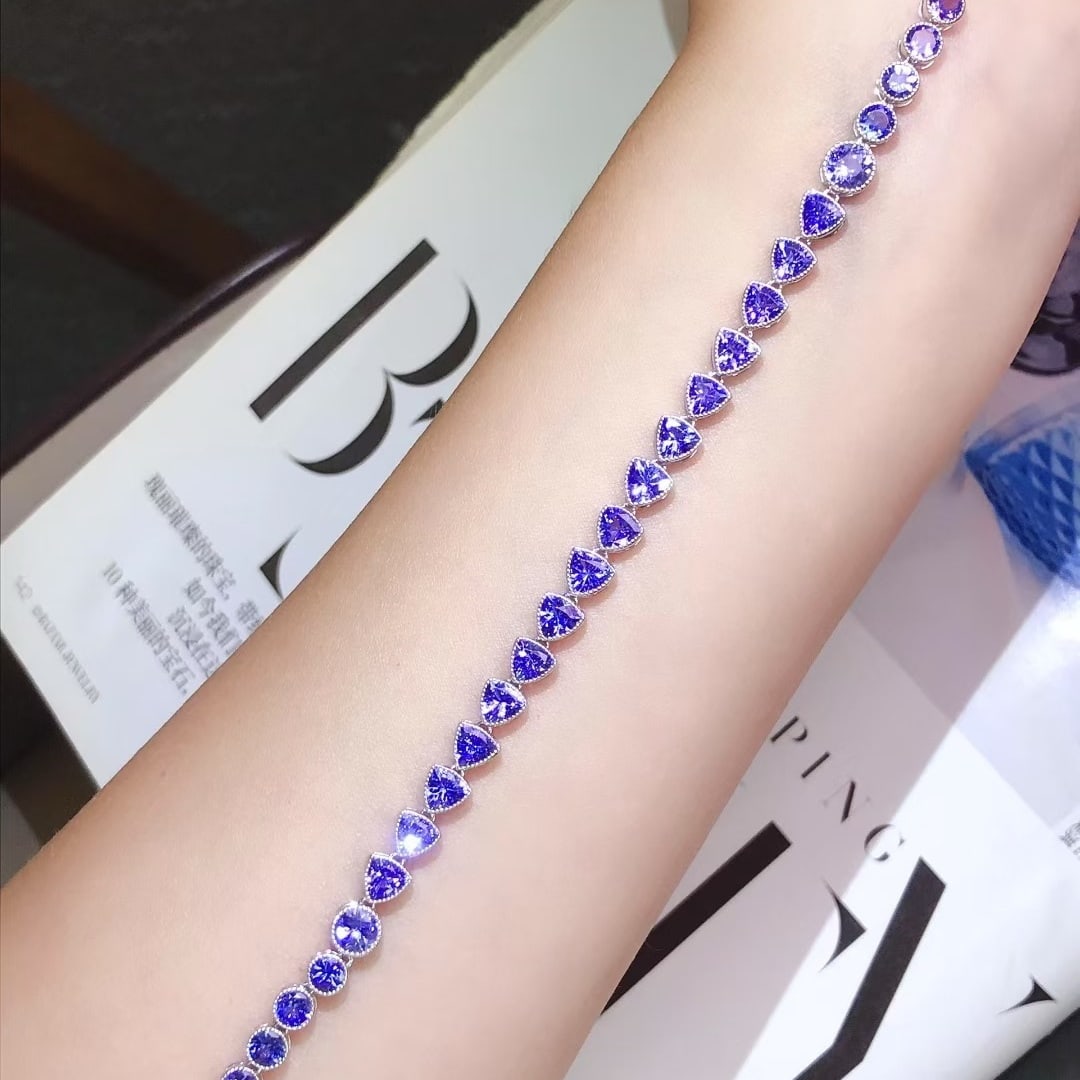 14k Gold 8 Ct Natural Tanzanite Bracelet: Ref:231126432 // gold content:14k gold // main gemstone:tanzanite // shape:multiple // carat weight:8ct // color:blue // treatment:natural // Condition: New Low Estimate: 6300 High Estimate: 9400