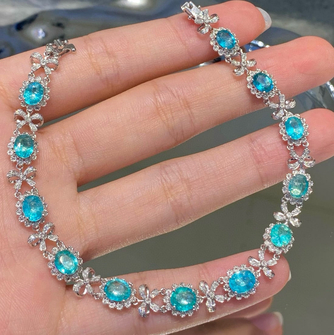 14k Gold 6.2 Ct Natural Paraiba Tourmaline & Diamond Bracelet: Ref:230794047 // gold content:14k gold // main gemstone:paraiba tourmaline // shape:oval // carat weight:6. 2ct // color:blue // treatment:natural // // adjacent gemstone 2 : diamond // shape:round //