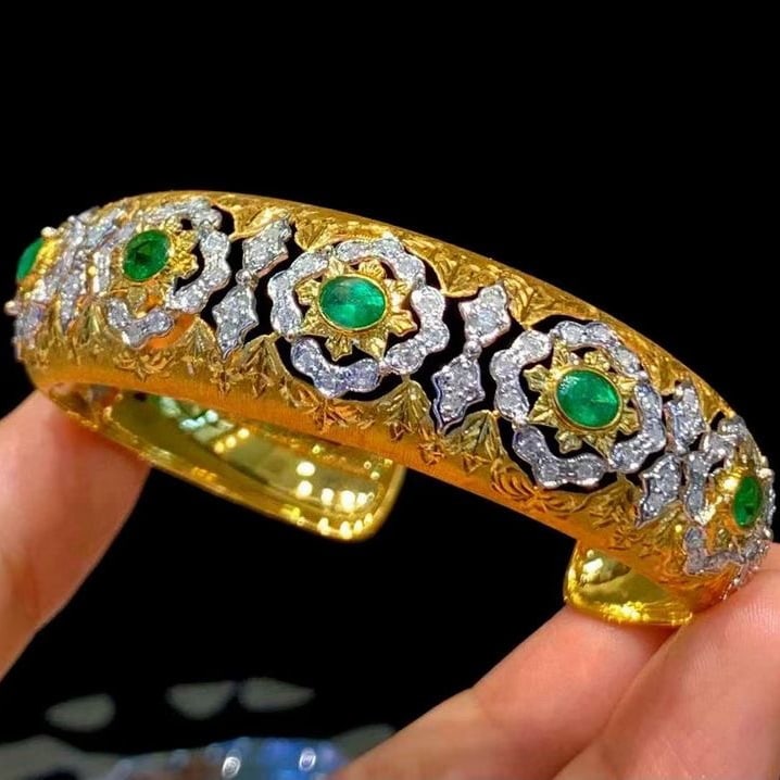 14k Gold 2.4 Ct Natural Emerald & Diamond Bangle: Ref:231139036 // gold content:14k gold // main gemstone:emerald // shape:oval // carat weight:2. 4ct // color:green // treatment:natural // // adjacent gemstone 2 : diamond // shape:round // clarity g