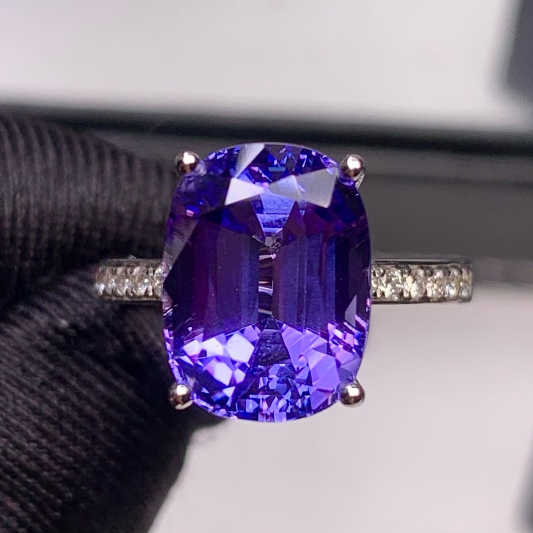 14k Gold 7.5 Ct Natural Tanzanite & Diamond Ring - 2