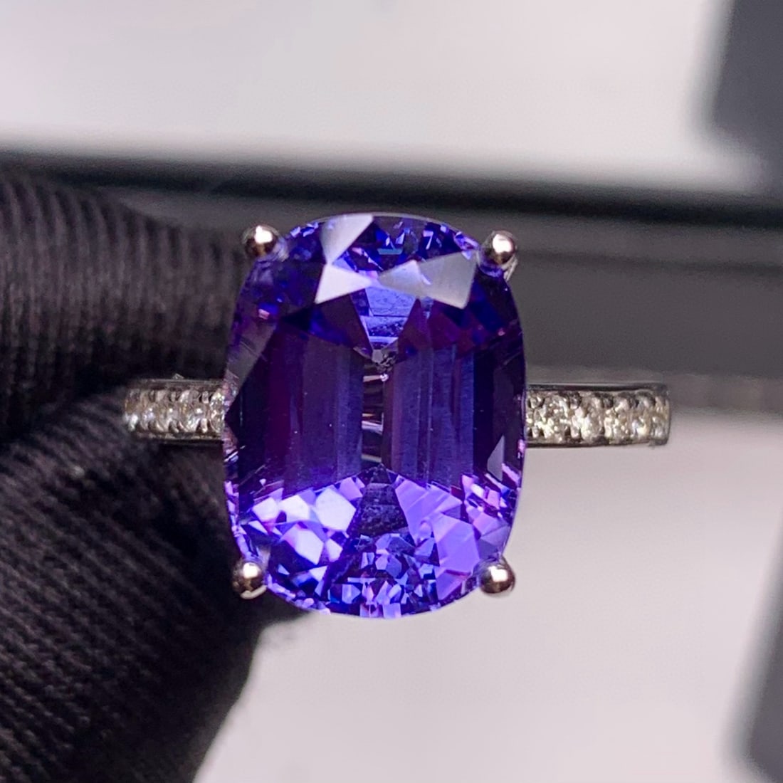 14k Gold 7.5 Ct Natural Tanzanite & Diamond Ring - 3