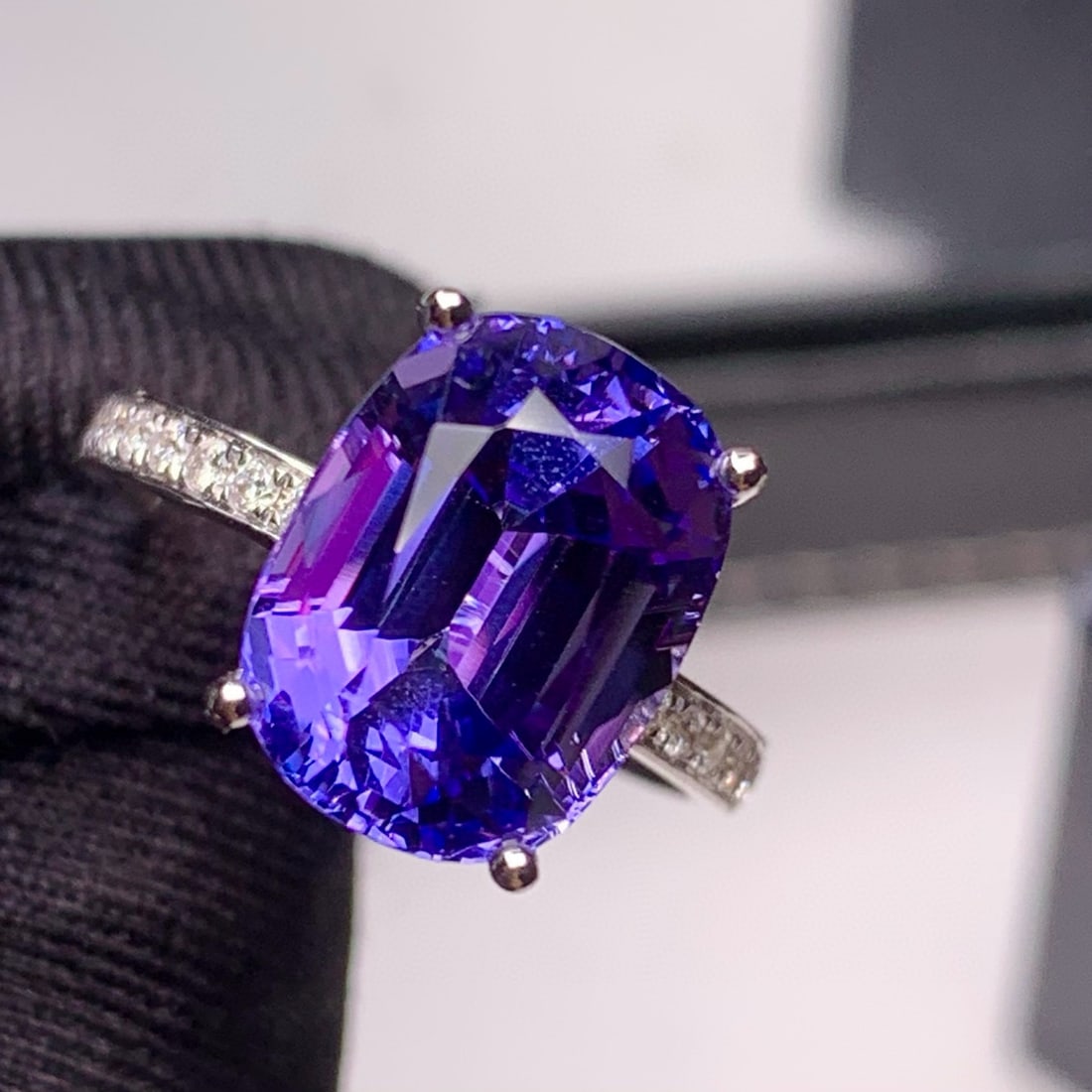 14k Gold 7.5 Ct Natural Tanzanite & Diamond Ring - 4