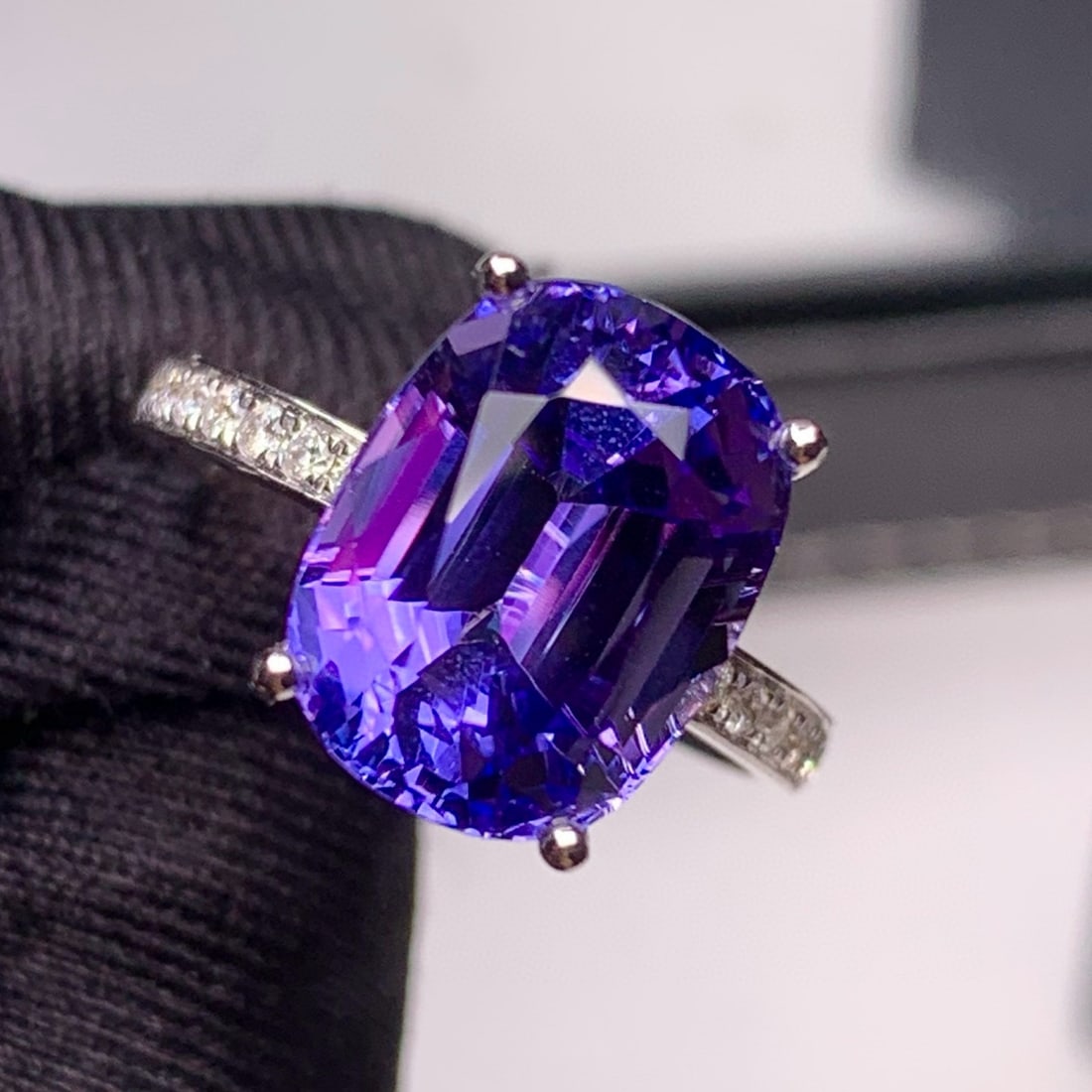 14k Gold 7.5 Ct Natural Tanzanite & Diamond Ring - 5