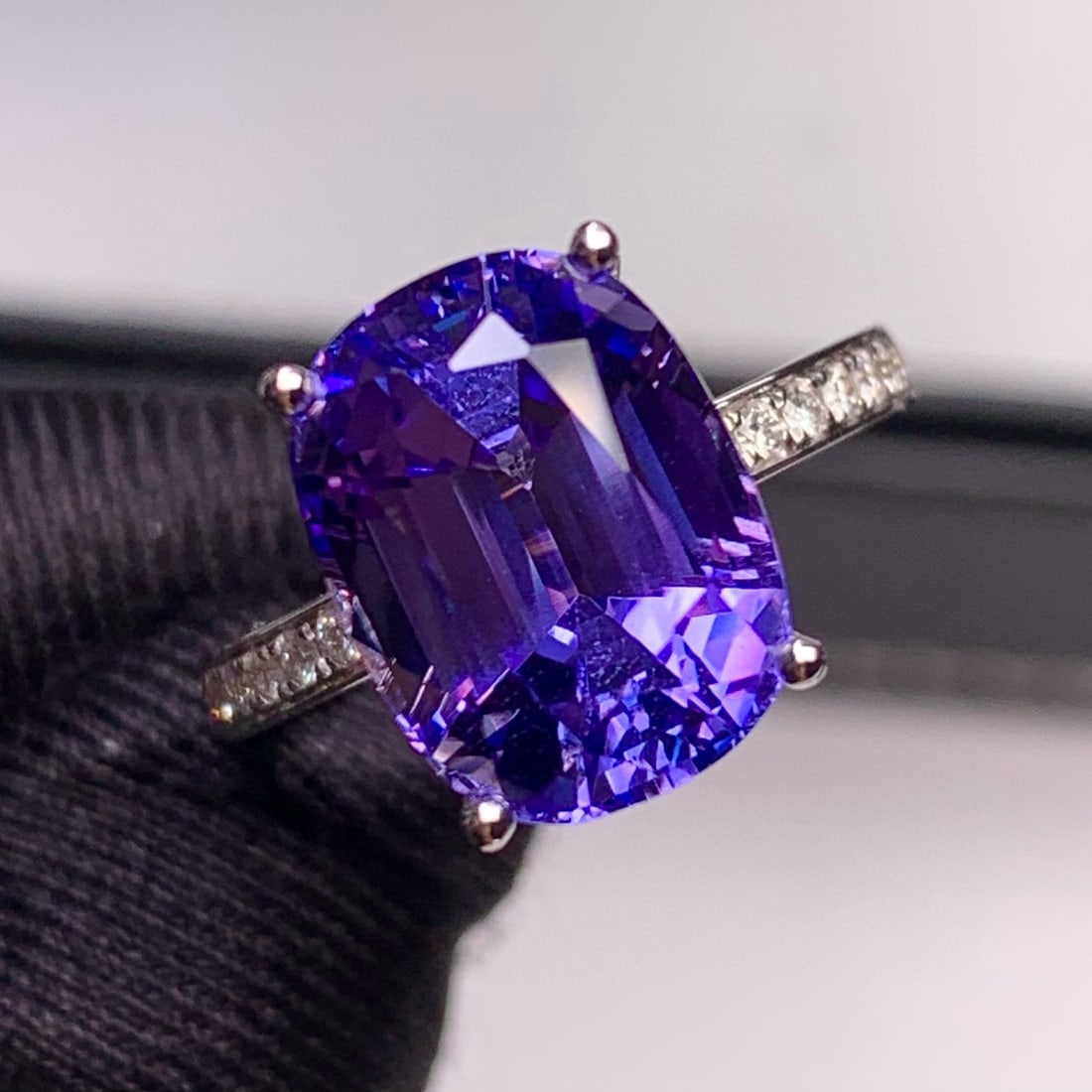 14k Gold 7.5 Ct Natural Tanzanite & Diamond Ring - 6