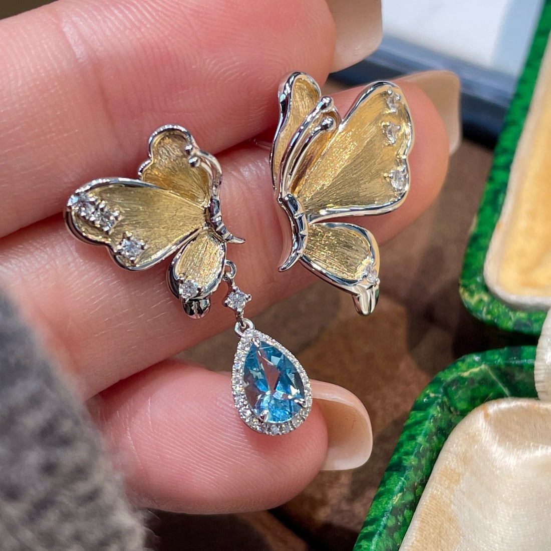 14k Gold 0.40 Ct Natural Aquamarine & Diamond Earrings: Ref:231139112 // gold content:14k gold // main gemstone:aquamarine // shape:pear // carat weight:0. 40ct // color:blue // treatment:natural // // adjacent gemstone 2 : diamond // shape:round //
