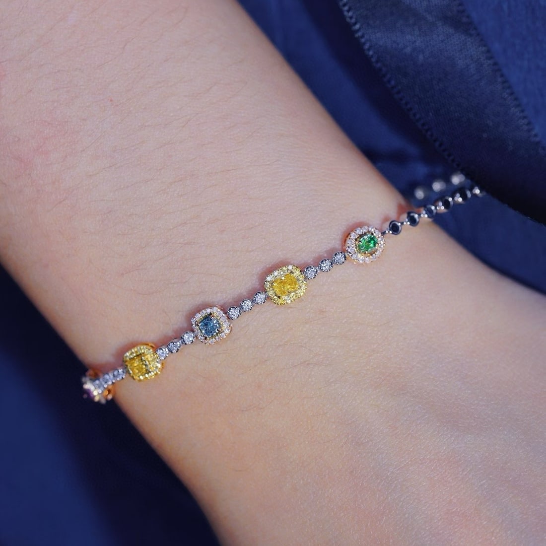 14k Gold 0.97 Ctw Natural Color Diamond & Diamond Bracelet - 4