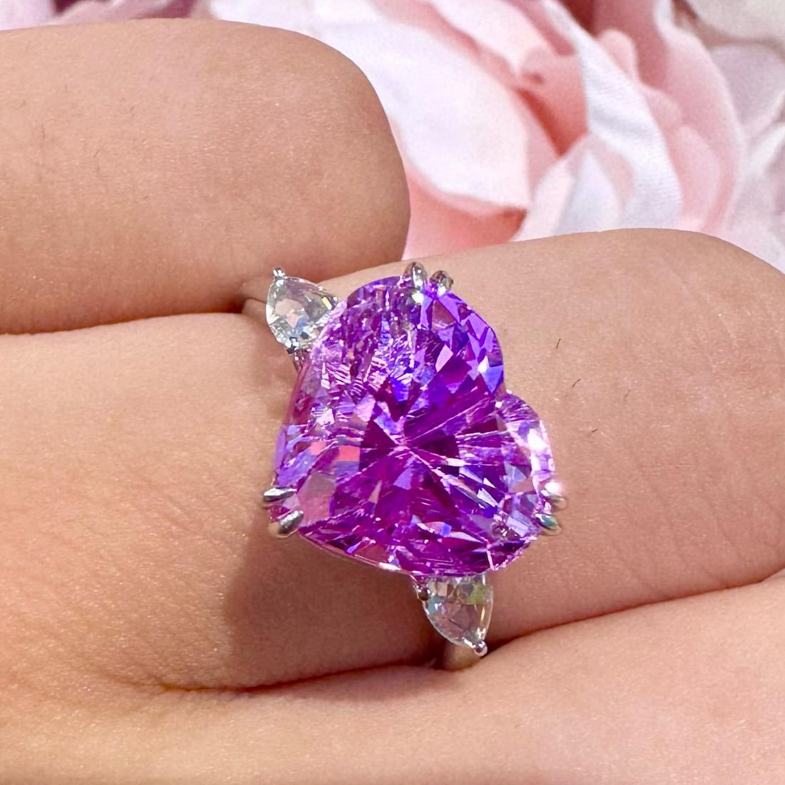 14k Gold 6.08 Ct Natural Kunzite & Diamond Ring: Ref:231139146 // gold content:14k gold // ring size:7. 25us // // main gemstone:kunzite // shape:heart // carat weight:6. 08ct // color:purple // treatment:natural // // adjacent gemstone 2 : diamond