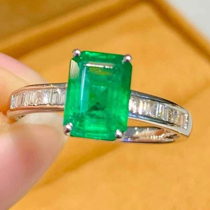 14k Gold 1.8 Ct Natural Emerald & Diamond Ring - 3