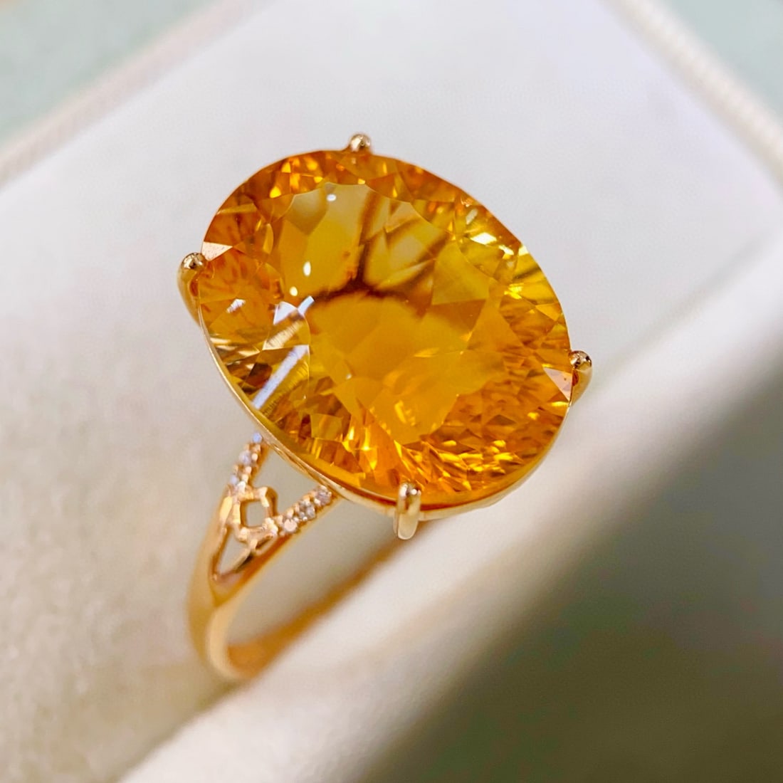 14k Gold 9.58 Ctw Natural Citrine & Diamond Ring: Ref:231139202 // gold content:14k gold // ring size:7. 25us // // main gemstone:citrine // shape:oval // carat weight:9. 55ct // color:yellow // treatment:natural // // adjacent gemstone 2 : diamond /