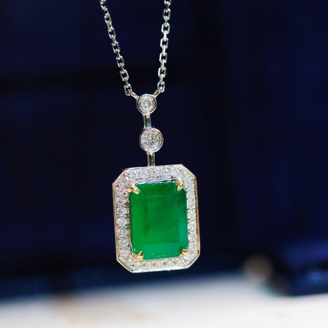 14k Gold 1.59 Ctw Natural Emerald & Diamond Necklace: Ref:231139218 // gold content:14k gold // main gemstone:emerald // shape:octagonal // carat weight:1. 42ct // color:green // treatment:natural // // adjacent gemstone 2 : diamond // shape:round //