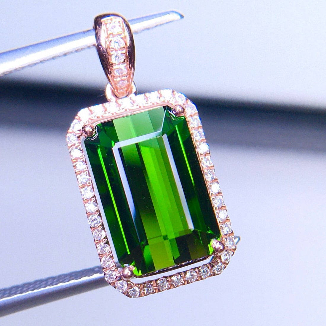 14k Gold 5.32 Ct Natural Tourmaline & Diamond Pendant( Without Chain ): Ref:231139250 // gold content:14k gold // main gemstone:tourmaline // shape:octagonal // carat weight:5. 32ct // color:green // treatment:natural // // adjacent gemstone 2 : diamond // shape:round