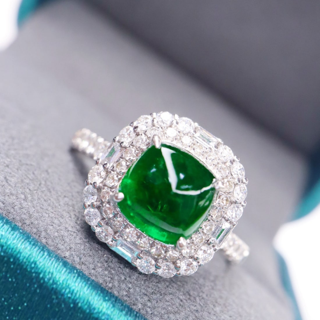 14k Gold 2.35 Ctw Vivid Green Natural Emerald & Diamond Ring: Ref:231140029 // gold content:14k gold // ring size:7. 25us // // main gemstone:emerald // shape:sugar-loaf // carat weight:1. 85ct // color:vivid green // treatment:natural // // adjacent gemstone 2