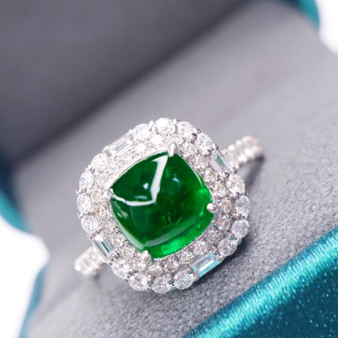 14k Gold 2.35 Ctw Vivid Green Natural Emerald & Diamond Ring - 3