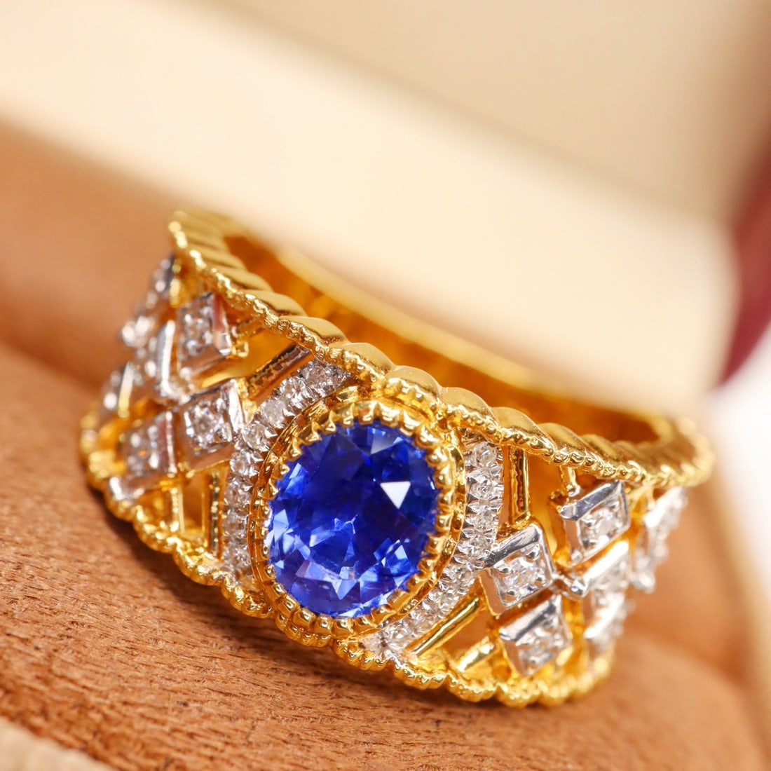 14k Gold 1.07 Ctw Natural Sapphire & Diamond Ring: Ref:231140044 // gold content:14k gold // ring size:7. 25us // // main gemstone:sapphire // shape:oval // carat weight:0. 92ct // color:blue // treatment:natural // // adjacent gemstone 2 : diamond //
